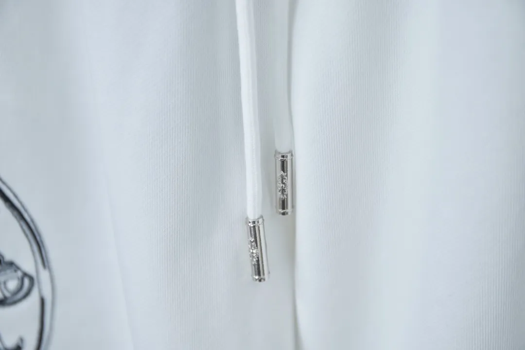 🅿️230 Ch*ome Hearte 2025ss new shorts with contrasting color thread embroidery shorts. Light luxury. A must-have item for daily commuting for men and women. Correct version. Comparisons are welcome. Detailed features · Made of 380g pure cotton health cloth fabric. · Imported Tajima machine embroidery. Honbu patchwork with contrasting color thread. Loose waistband · Double-needle cross-stitching process · Original main mark, washed tag, moisture-proof paper packaging Color: Black/White Size: S M L XL